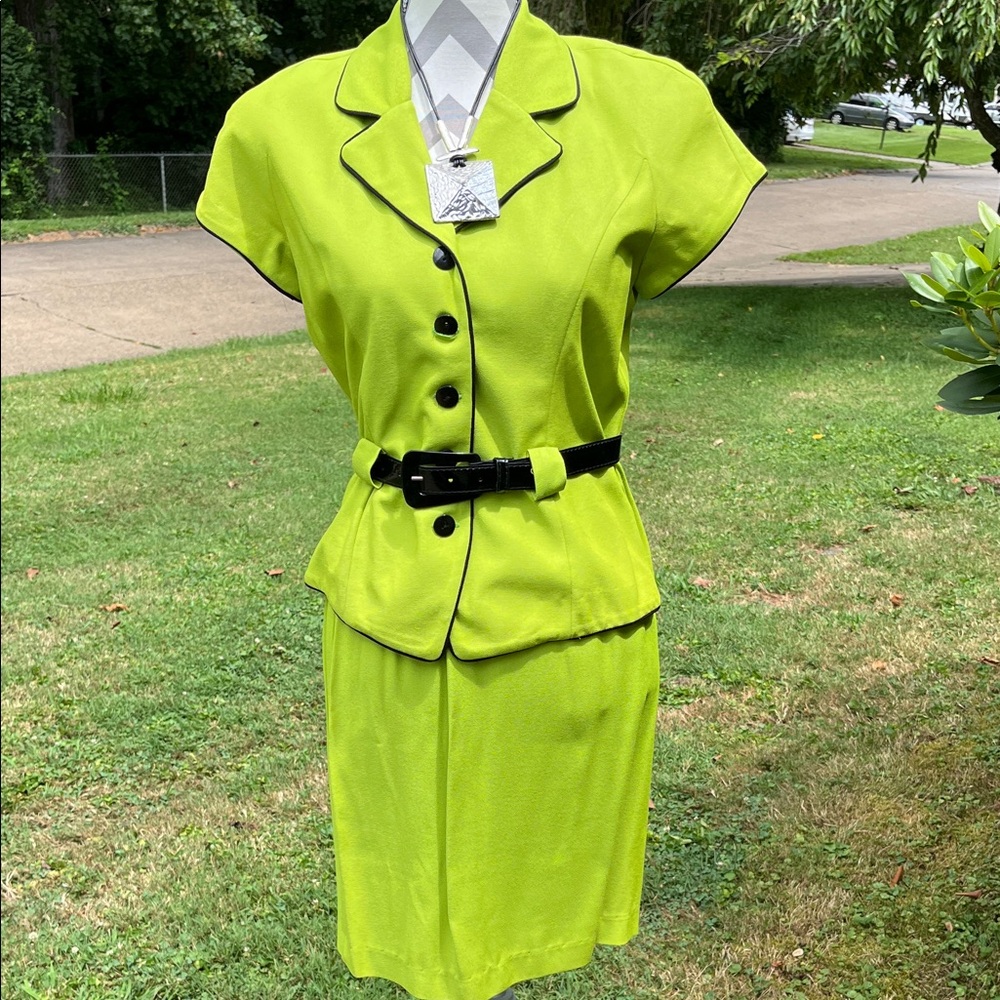 Taurus II Size: 6P 2 piece suit with belt Vintage